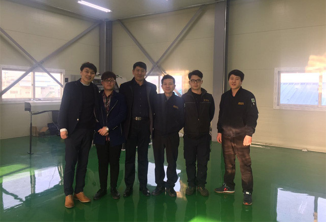 我司外派技術(shù)人員與韓國客戶合影