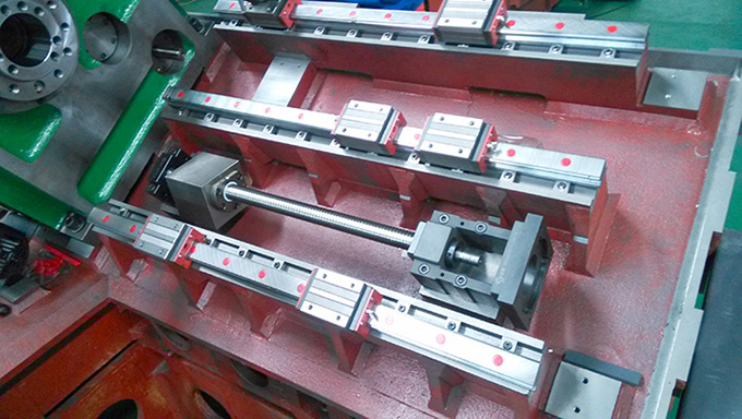 已經(jīng)裝好了線軌&滑塊、絲杠以及主軸箱的斜床身數(shù)控車方機(jī)床體