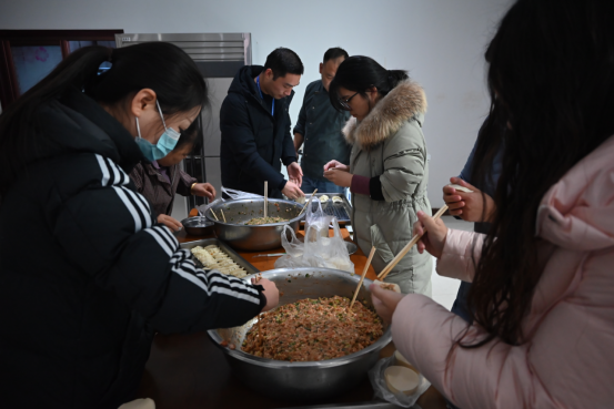 濃情餃子 溫暖冬至——寶盈建設(shè)開展冬至包餃子活動！