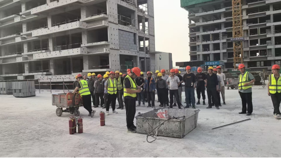 筑牢安全生產(chǎn)防線，興港·璽園項(xiàng)目開展消防演練！